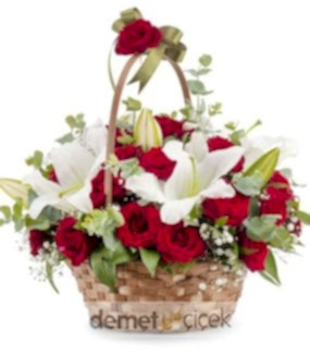 Sepette Kırmızı Gül ve Lilyum