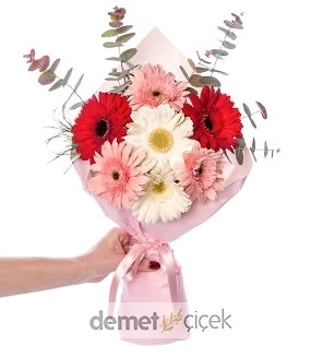 Pembe Ambalajda Renkli Gerberalar