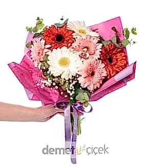 Lila Buket Ambalajında Renkli Gerberalar