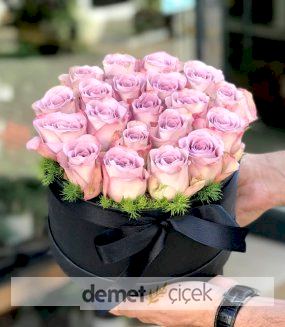 Siyah Kutuda Lila Güller