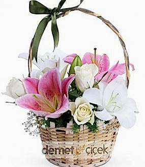 Sepette Pembe Lilyum ve Beyaz Gül