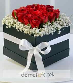 Siyah Kutuda 16 Kırmızı Gül