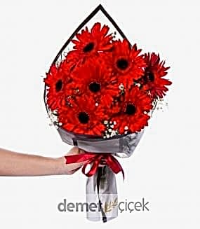 Siyah Buket Ambalajında Kırmızı Gerberalar