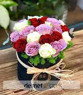 Kutuda Karışık Renkli Güller