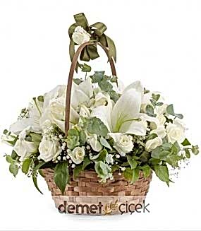 Sepette Beyaz Güller ve Lilyumlar