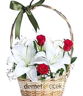 Sepette Lilyum ve Kırmızı Güller