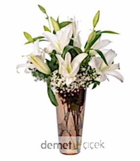 Kahverengi Cam Vazoda Beyaz Lilyumlar