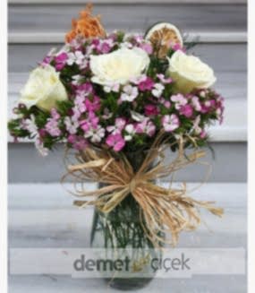 Cam Vazoda Beyaz Güller ve Hüsnüyusuf