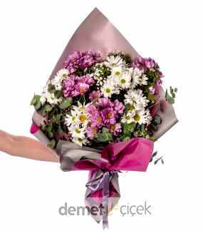 Pembe Buket Kağıdında Papatyalar