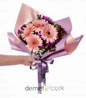 Lila Buket Kağıdında Hüsnüyusuf ve Gerberalar